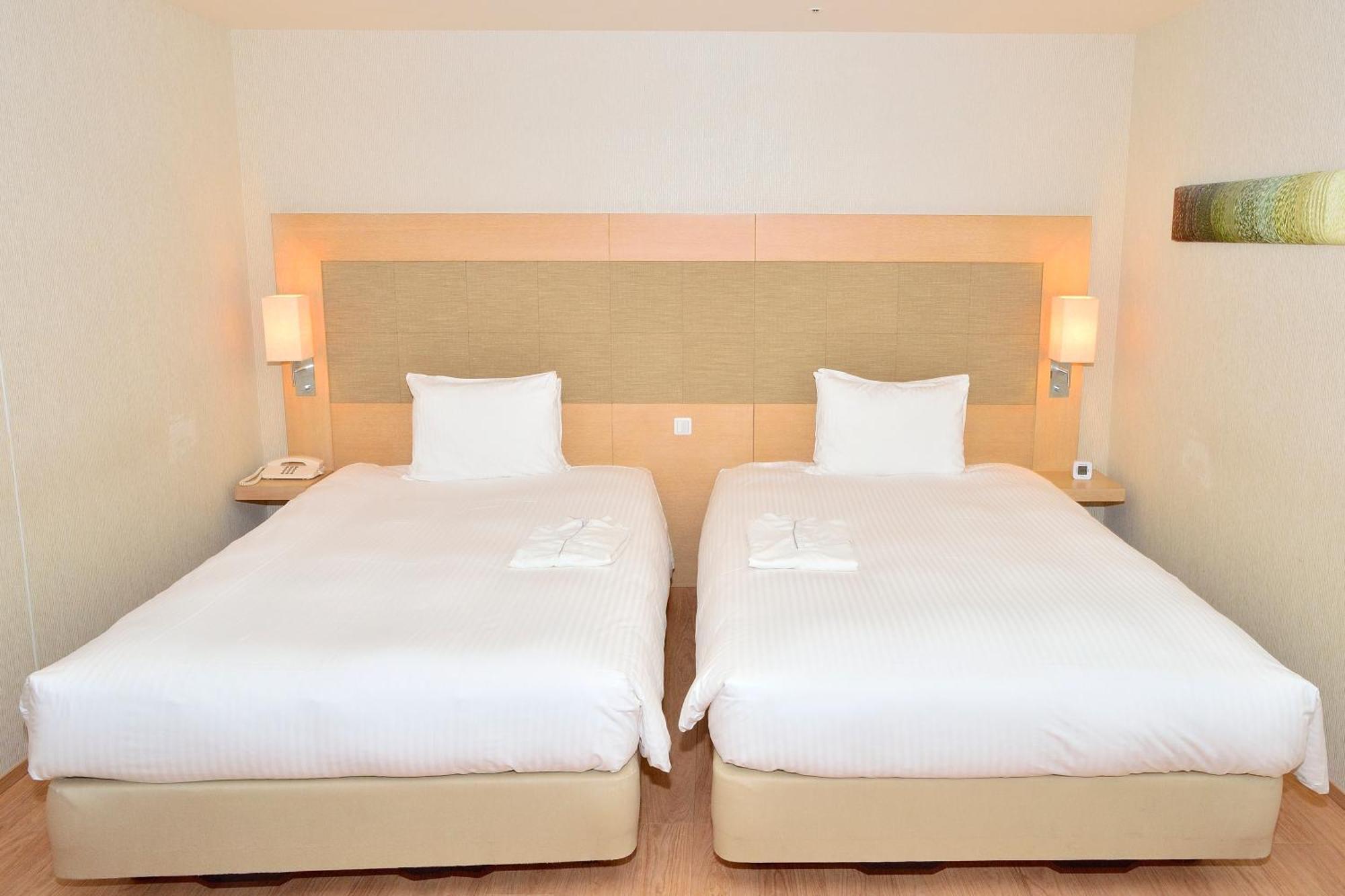 มูนโอเชี่ยน กิโนะวังโฮเต็ลแอนด์เรซิเดนซ์ Hotel Okinawa ภายนอก รูปภาพ