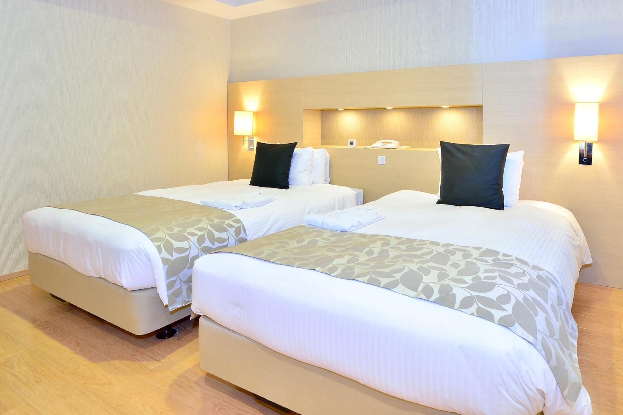 มูนโอเชี่ยน กิโนะวังโฮเต็ลแอนด์เรซิเดนซ์ Hotel Okinawa ภายนอก รูปภาพ